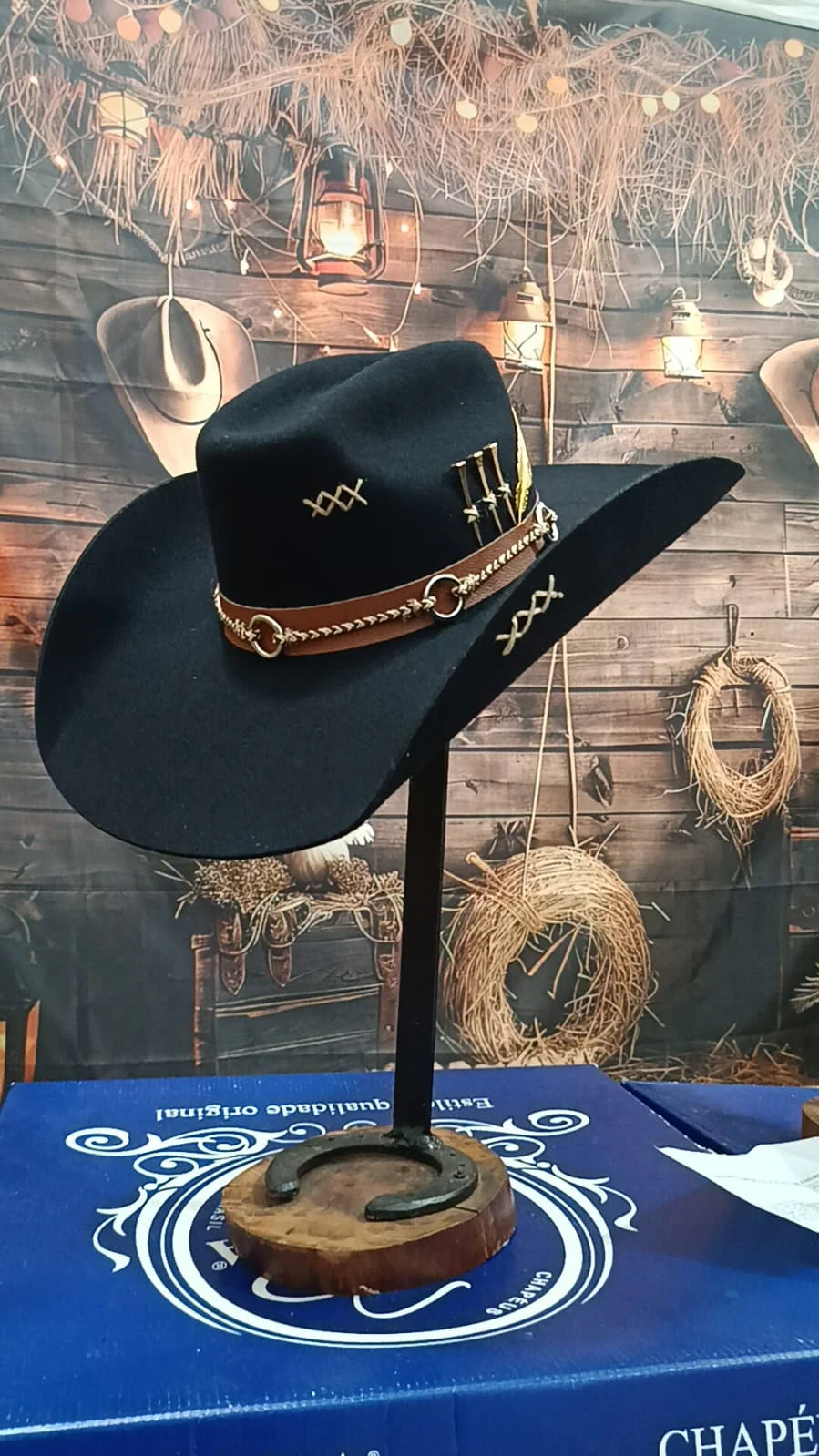 Chapéu 3 Cravos Dourado Americano Customizado - Preto Exclusivo